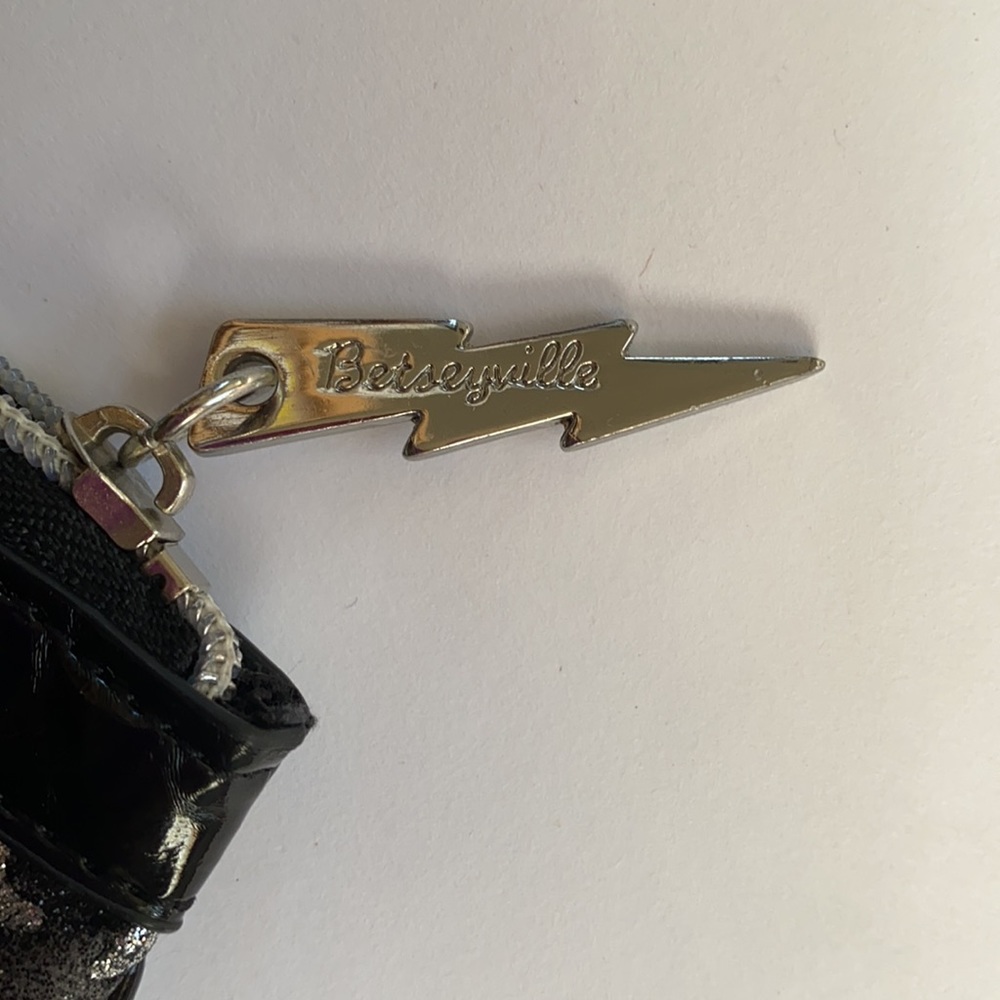 Betsey Johnson Betseyville Silver Glitter Pattern Zip Wristlet - Picture 6 of 6